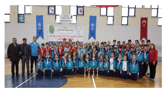 İl Milli Eğitim Müdürümüz Yaşar DEMİR Hentbol İl birincisi Akçamesçit Ortaokuluna kupa verdi.