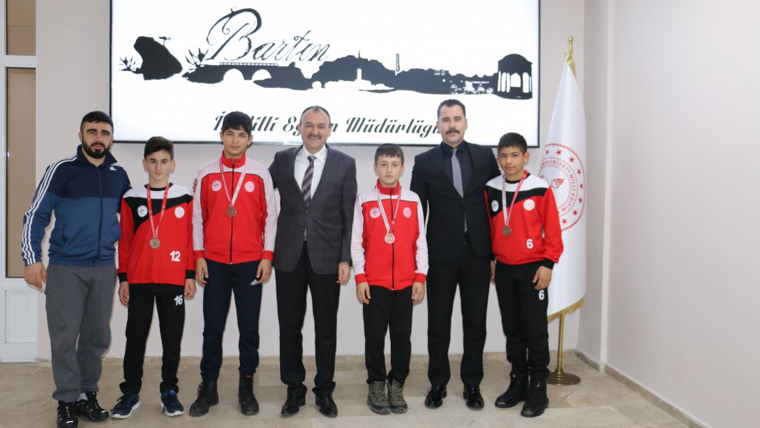 Ertuğrul Gazi Ortaokulu Spor Kulübü İl Milli Eğitim Müdürümüz Sayın Bilal Yılmaz ÇANDIROĞLU'nu ziyarette bulundular.