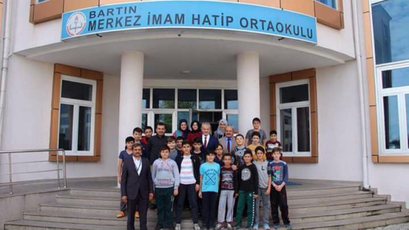 İl Milli Eğitim Müdürümüz Yaşar DEMİR ve Bartın Valimiz Sayın Nusret DİRİM hız kesmeden okulları gezmeye devam ediyorlar.