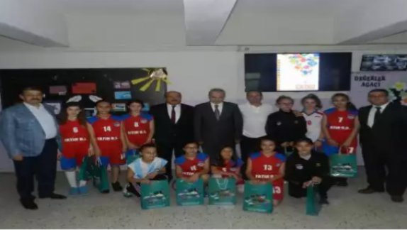 Fatih Ortaokulu Bayan Basket Takımı Ödüllendirildi.