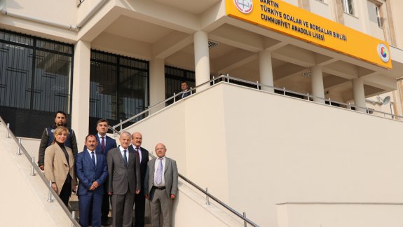 Vali Nusret DİRİM ve İl Milli Eğitim Müdürü Yaşar DEMİR okul incelemelerine Cumhuriyet Anadolu Lisesi ile devam ettiler.