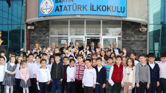 Vali Nusret DİRİM  ve İl Milli Eğitim Müdürümüz Yaşar DEMİR Atatürk İlkokulundalar.