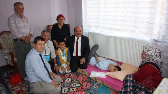 Milli Eğitim Müdürümüz Sayın Yaşar DEMİR 8.Sınıf Öğrencisine Karnesini Evinde Teslim Etti.