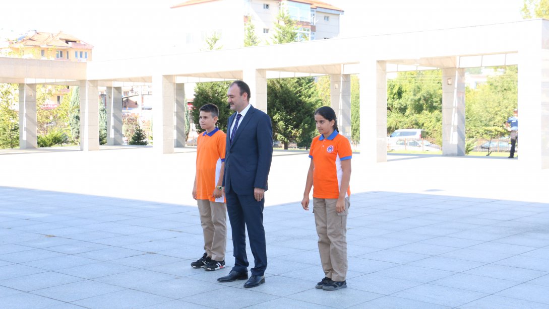 2019-2020 Eğitim Öğretim Yılı İlköğretim Haftası nedeniyle İl Milli Eğitim Müdürümüz Sayın Bilal Yılmaz ÇANDIROĞLU tarafından Atatürk Anıtına Çelenk sunuldu.